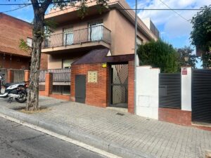 Un hombre apuñala a su hijo de 11 años en un piso de Barcelona