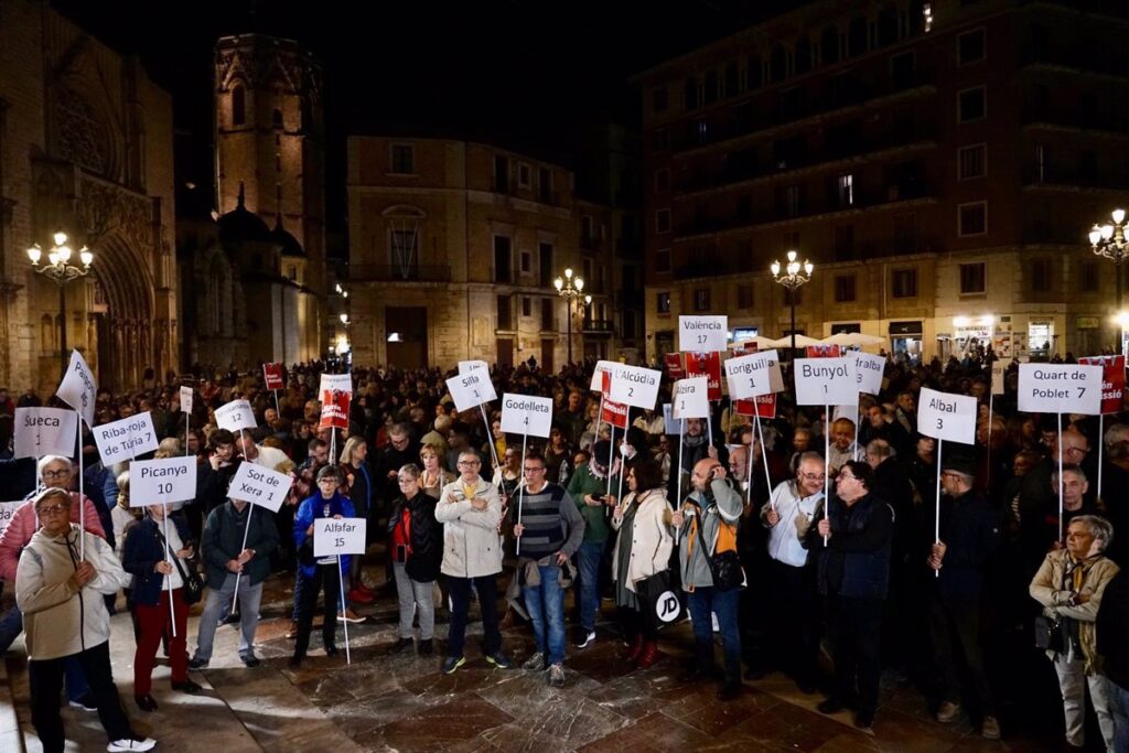 Una concentración en València exige la dimisión de Mazón y demanda "justicia" un mes después de la dana