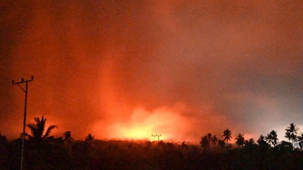 Una erupción volcánica en Indonesia quema casas y mata al menos a 10 personas