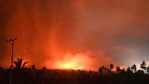 Una erupción volcánica en Indonesia quema casas y mata al menos a 10 personas