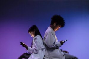 Uno de cada cinco jóvenes españoles invierte más de dos horas diarias en TikTok, aumentando los riegos de salud mental