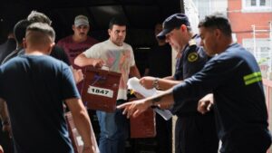 Uruguay celebra balotaje presidencial sin un favorito claro