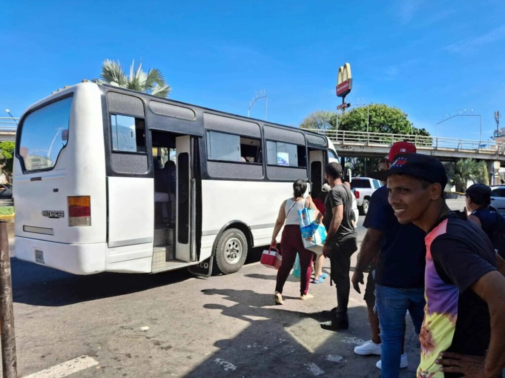 Usuarios se quejan del tiempo que se quedan los buseteros en los semáforos