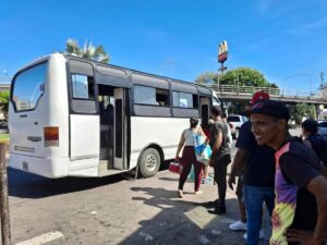 Usuarios se quejan del tiempo que se quedan los buseteros en los semáforos