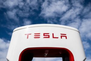 Valor bursátil de Tesla alcanzó por primera vez el billón de dólares