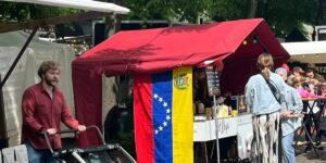 Venezolano triunfa en Berlín con su carrito de 'perros calientes' y sus sabores criollos - AlbertoNews