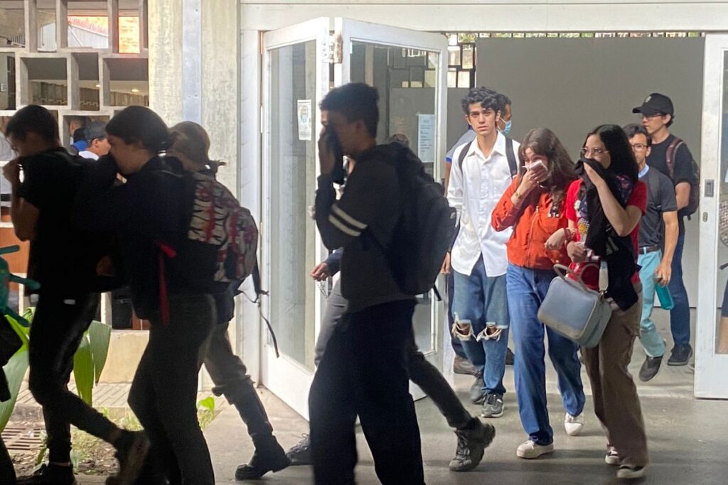 Violencia irrumpe en elecciones estudiantiles de la UCV: Lanzan bombas lacrimógenas