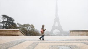 Vuelos cancelados y la torre Eiffel cerrada por el temporal de nieve en París