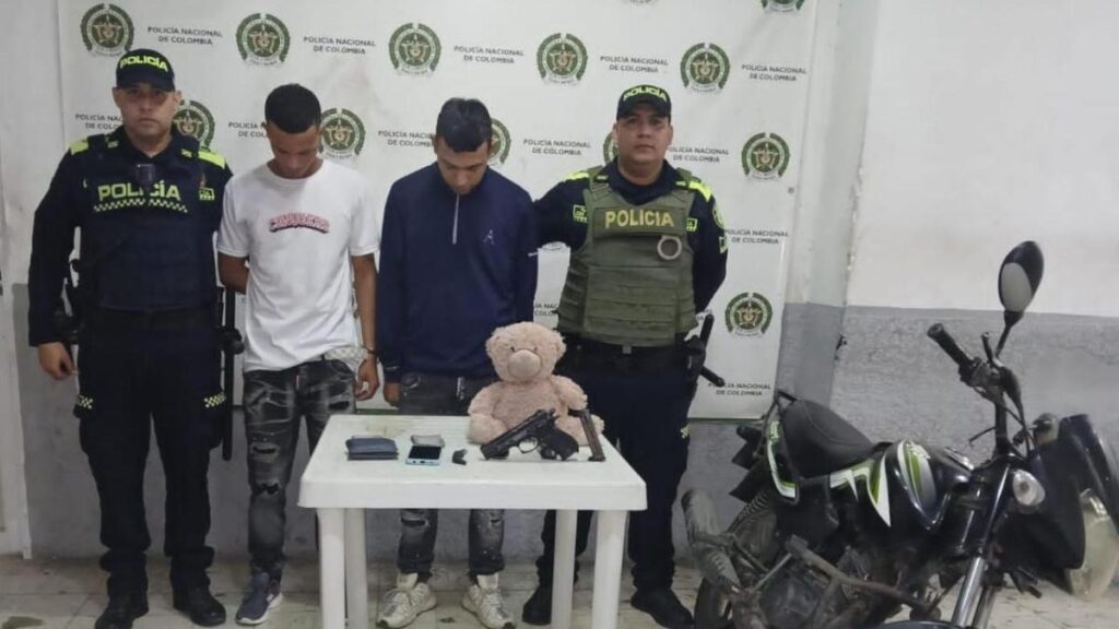 capturados por atraco escondían arma en oso de peluche