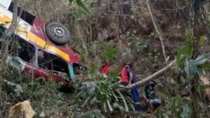 desbarrancó un colectivo y murieron 17 personas