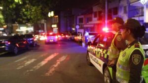 dos hombres armados, cada uno en moto, salieron al paso de un ciudadano en la puerta de una casa en Cali; le robaron sus pertenencias