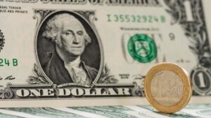 el euro se hunde hasta mínimos del año y la paridad parece real