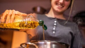 el truco viral para evitar que se queme el aceite es falso, según un científico