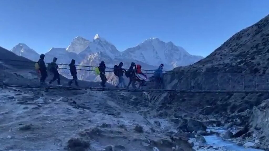 la proeza de un hombre en silla de ruedas para llegar al Everest