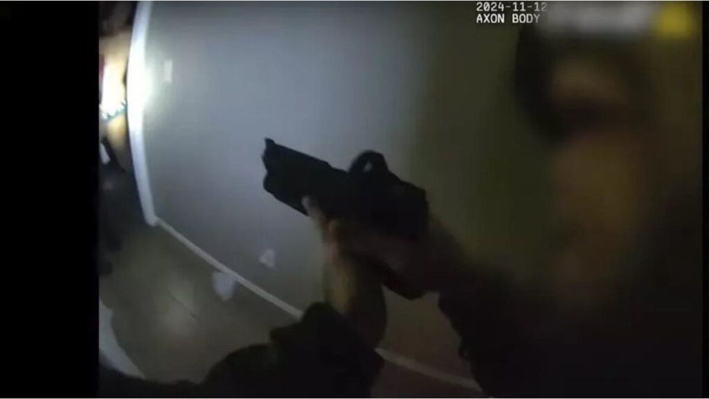 llamó al 911 por un intruso en su casa, pero un policía lo mató en el allanamiento