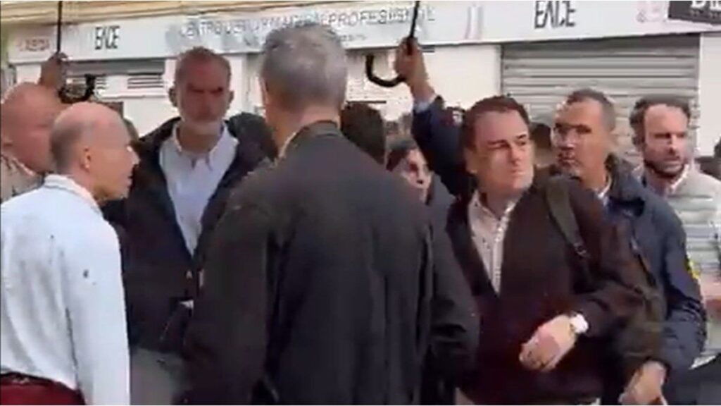 los reyes de España visitaron las zonas inundadas en Valencia y fueron increpados con insultos y barro por los vecinos