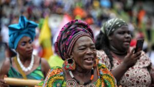 mujeres afrocolombianas hacen resistencia en el Pacífico, defendiendo la biodiversidad y a los jóvenes
