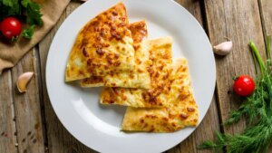una deliciosa receta italiana de torta con queso y patatas