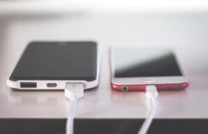 ¿Cuánta energía consume el cargador de celular si se deja conectado?