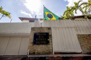 Argentina denuncia hostigamiento a opositores venezolanos refugiados en embajada de Caracas - AlbertoNews