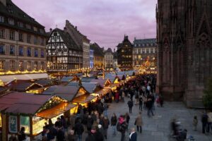 Tradicional mercado de Estrasburgo a los pies de la catedral
