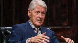 Bill Clinton sale del hospital al que había sido ingresado por gripe