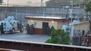 A hermana de preso político Carlos Valecillo sólo le mostraron una foto del joven acostado en una camilla