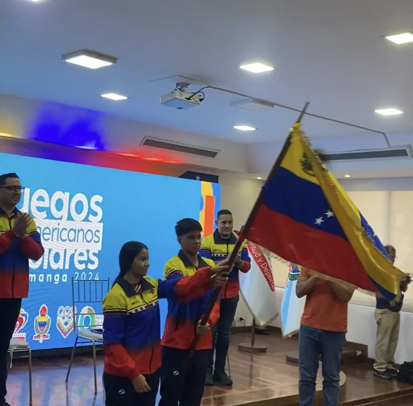 Abanderada la delegación a Suramericano Escolar en Colombia