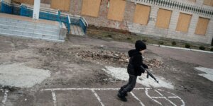 Al cole en un búnker a tiro de la frontera con Rusia