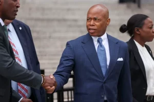 Alcalde de Nueva York se dice dispuesto a cooperar para deportar a inmigrantes con delitos - AlbertoNews