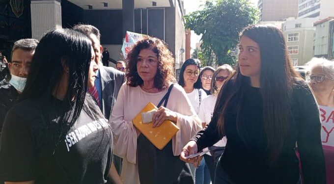 Andreina Baduel acude al CICPC con su abogada Theresly Malavé