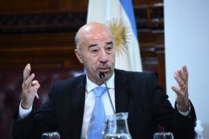 Argentina denuncia a exembajador en Venezuela por mediar en caso de gendarme detenido