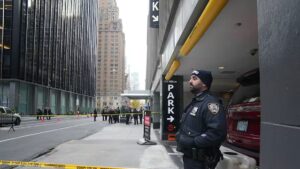 Asesinaron a tiros al CEO de la mayor aseguradora de salud de EEUU frente a un hotel en Manhattan