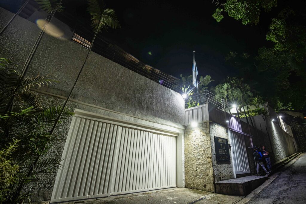 Asilados en embajada argentina de Caracas son víctimas