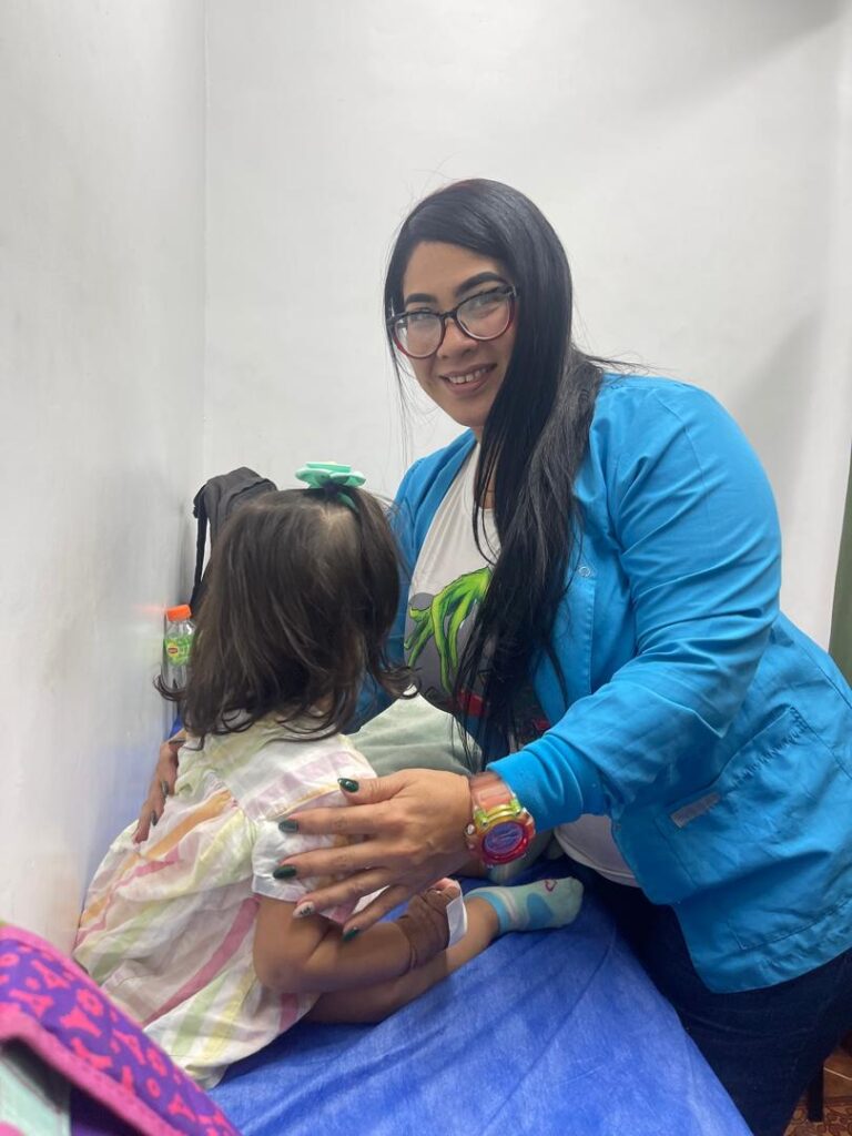 Aumentan las enfermedades respiratorias en niños por el frío y pirocténicos