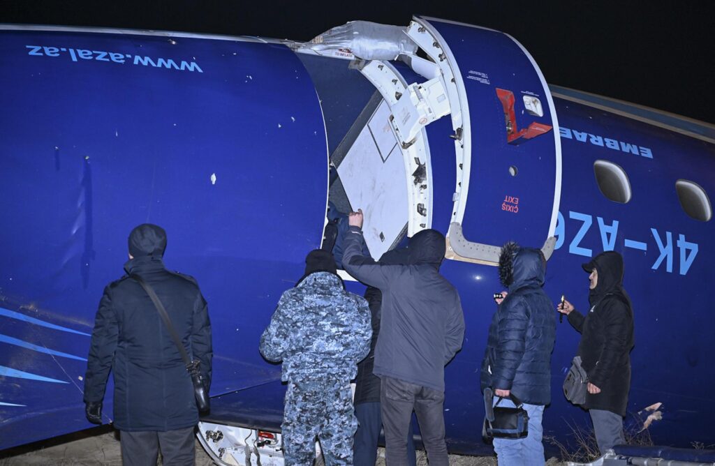 Azerbaiyán Airlines dice que el avión sufrió "interferencias físicas y técnicas externas"
