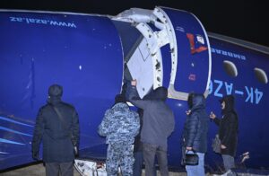 Azerbaiyán Airlines dice que el avión sufrió "interferencias físicas y técnicas externas"