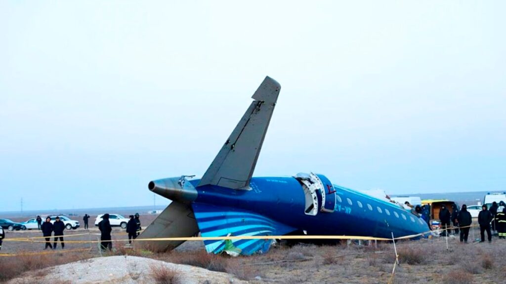 Azerbaiyán guarda luto por víctimas de accidente aéreo mientras crecen especulaciones sobre su causa
