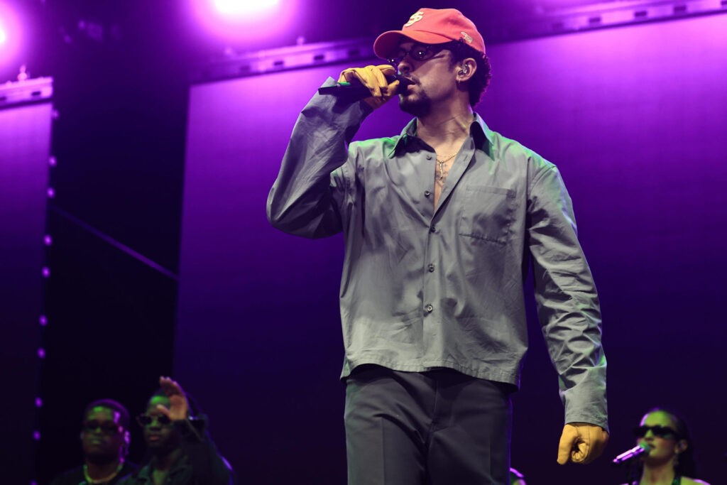 Bad Bunny anuncia el lanzamiento de su octavo álbum, 'DeBÍ TiRAR MáS FOToS', con 17 temas