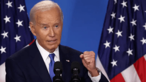 Biden firma la ley de presupuestos que evita un cierre de Gobierno