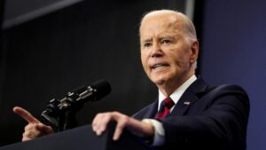 Biden reafirma su apoyo al envío de armas a Ucrania tras ataque ruso de Navidad