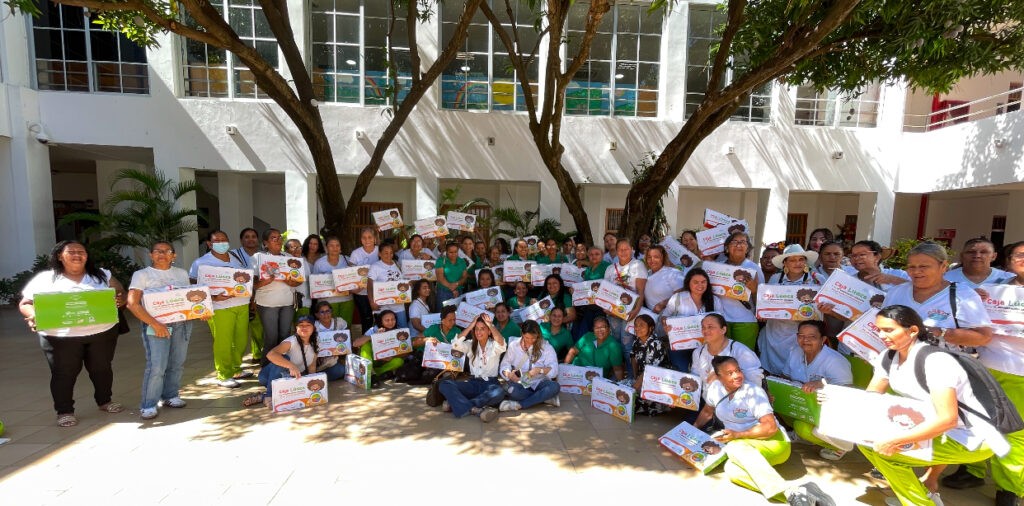 Bienestar Familiar entrega bonos y kits lúdicos a madres comunitarias