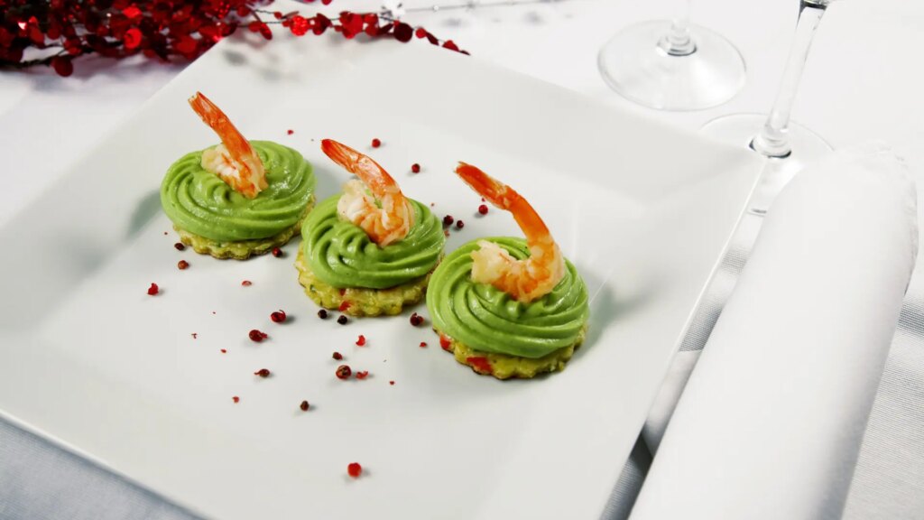 Blinis con crema de aguacate y gambas, una receta de lujo para sorprender estas navidades