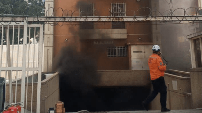 Bomberos y Protección Civil controlan incendio de un edificio en Chacao