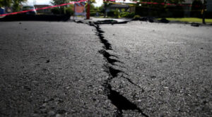 California declara emergencia para ayudar ante terremoto 7,1