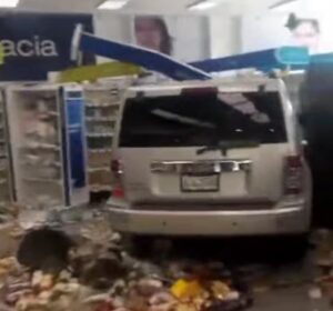 Camioneta chocó contra reconocida cadena de farmacia en la avenida Bermúdez de Maracay