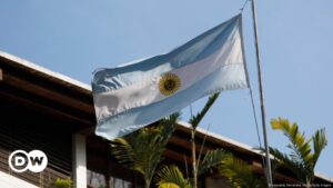 Canciller pretende callar a periodista de Clarín – DW – 21/12/2024