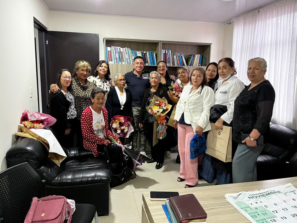 Carlos Fajardo cerró el 2024 rodeado de apoyo femenino