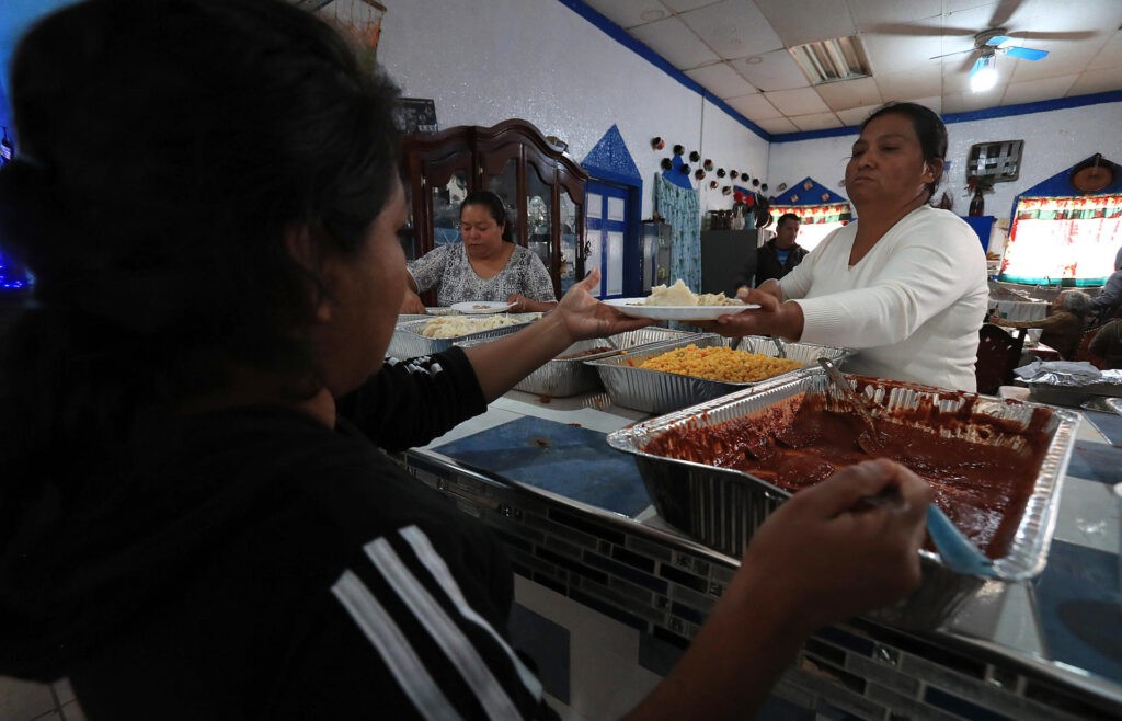 Celebran 'Día de Acción de Gracias' en un albergue migrante en la frontera norte de México