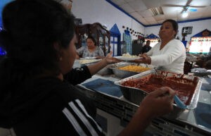 Celebran 'Día de Acción de Gracias' en un albergue migrante en la frontera norte de México
